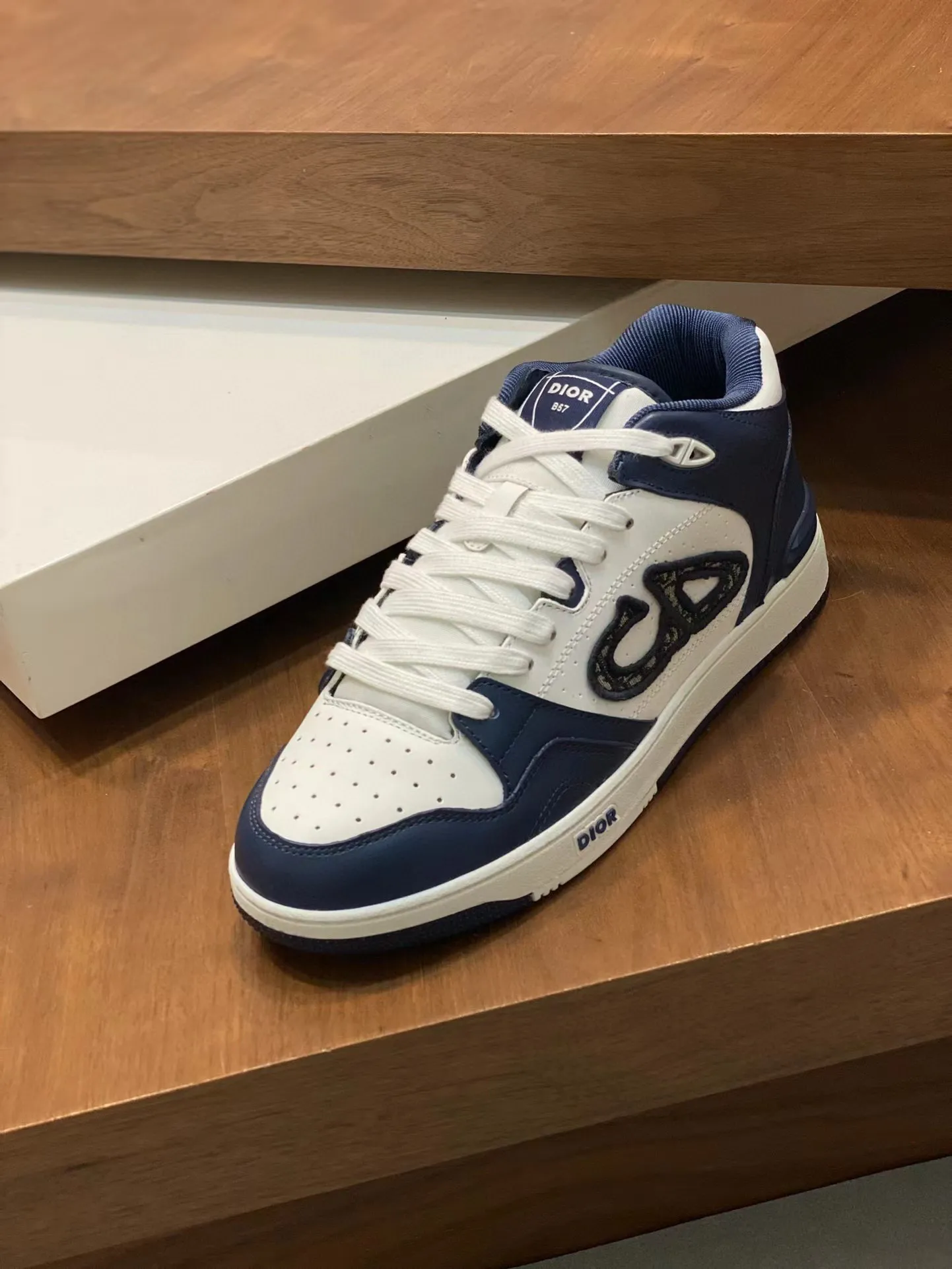 Ex-factory price: 440💰DIOB57 mid-top sneakers are shipped. This B57 mid-top sneaker is a new product in the 2024 spring men's wear series. It reinterprets the basketball shoe design and has become a classic item of Dior. Mid-top lace-up style crafted from color-blocked cow leather with contrasting suede and a CD logo displayed on the side. The tongue is decorated with the Dior B57 logo, and various distinctive details enhance the style. The CD logo eyelet details, upper stitching and rubber panels highlight the dynamic charm of its sports style. With two-color rubber sole, mesh fabric lining and cotton lining for foot padding, the upper foot is comfortable and breathable. Can be paired with a variety of clothing to create a sophisticated look. Code 38-44, (45 can be customized)